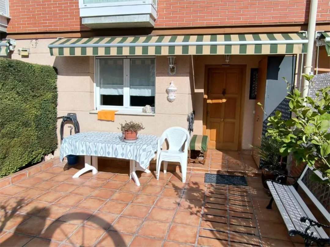 Casa adosada en  Calle Quiñones 34 - Foto 1