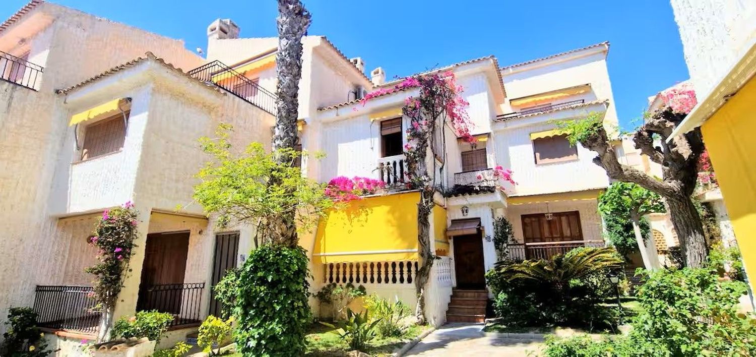 Chalet adosado en Avenida Santiago Bernabéu, 46, Calas de Santa Pola este, Calas de Santa Pola este - Foto 2