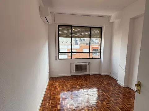 Piso en calle de Clara del Rey, 24