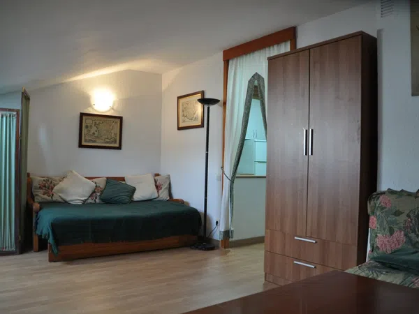 Estudio en avenida de los Reyes de España, 26
