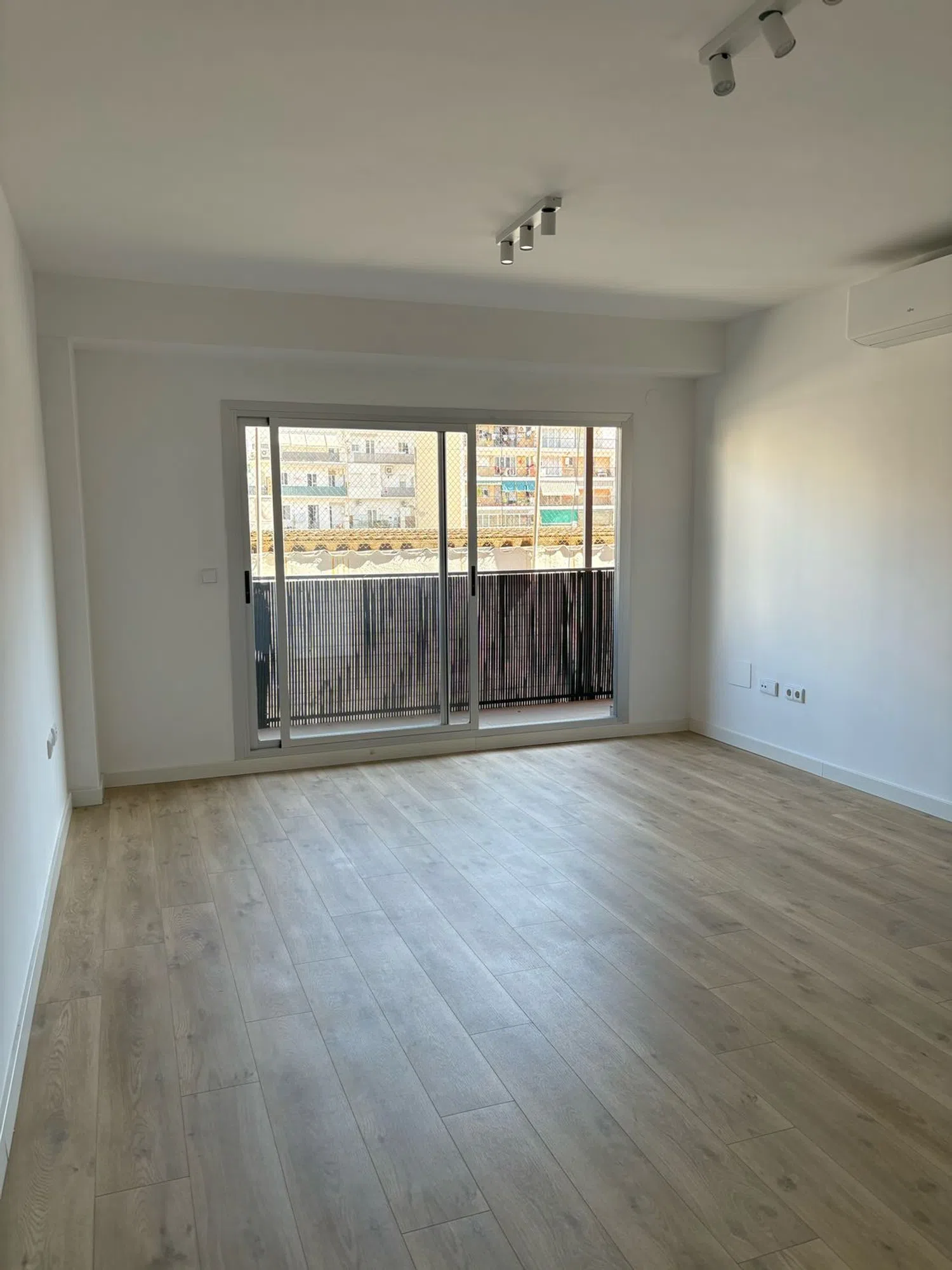 Piso en calle d'Abén al Abbar, 8 - Foto 1