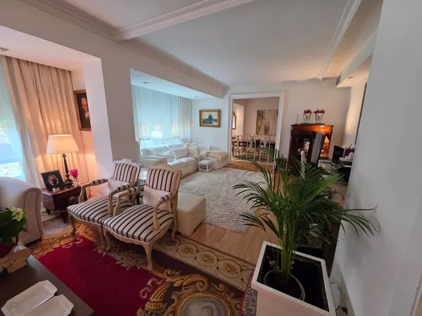 Piso en calle de Orense, 19