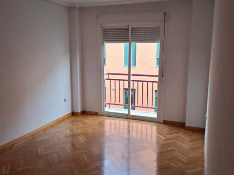 Piso en calle de Molina, 25