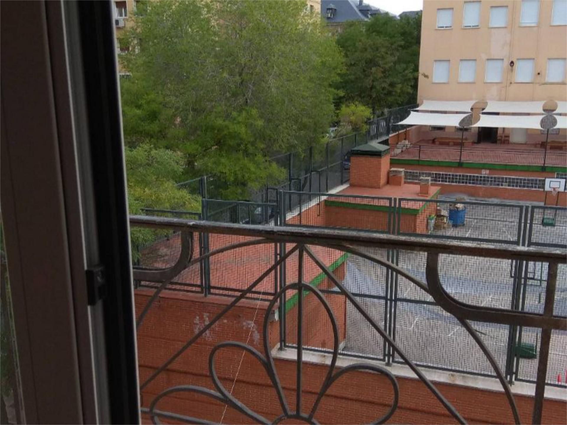 Piso en  Calle de Juan Álvarez Mendizábal 99