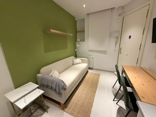 Piso en calle de la Infanta Mercedes, 3