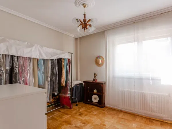 Piso en calle de Guzmán el Bueno, 100