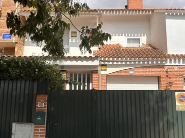 Casa adosada en  Calle Primera Literatura 22 - Foto 1