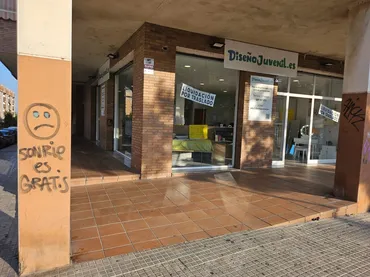 Local comercial en  Passeig del Camp del Roure 54 - Foto 1