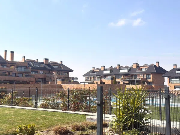 Piso en calle Reyes Católicos, 1 - Foto 1