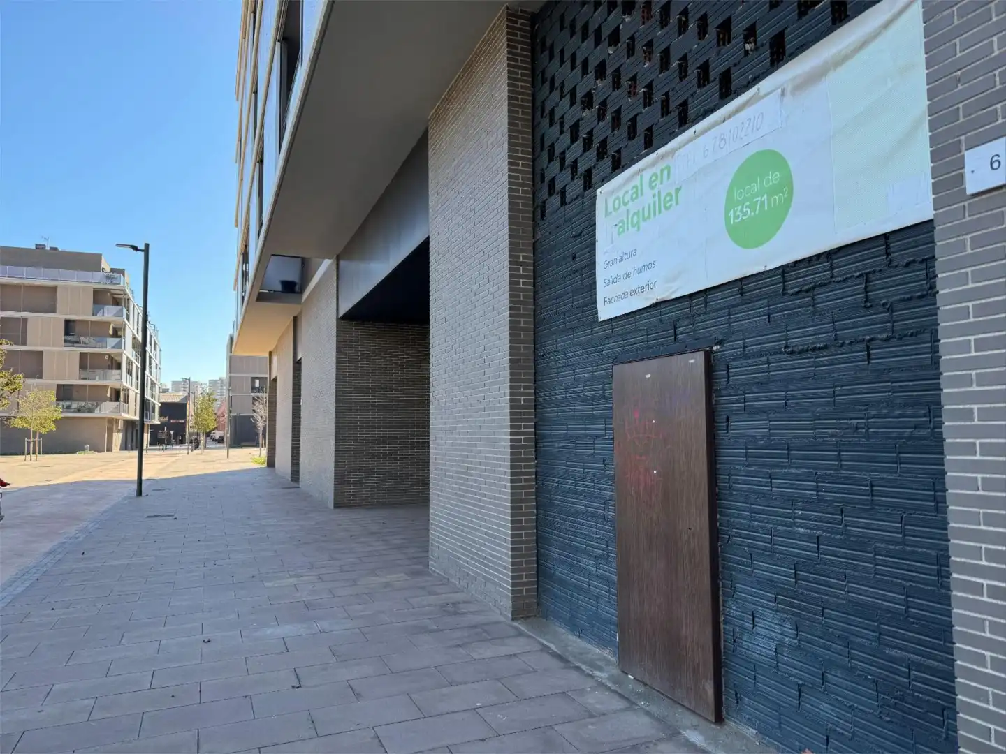 Local comercial en  Carrer Ángeles Santos 8 - Foto 2