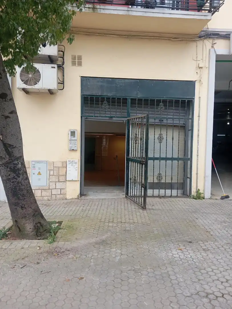 Local comercial en  Calle Alfonso XI 45 - Foto 2