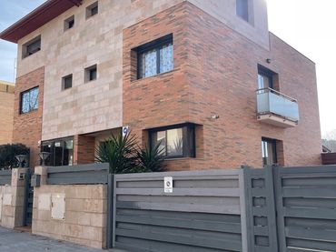 Casa adosada en  Avinguda de Sant Esteve 124 - Foto 6