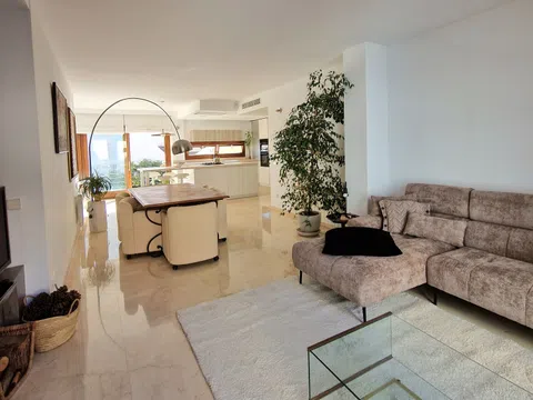 Piso en calle de Santiago Rusiñol, 5