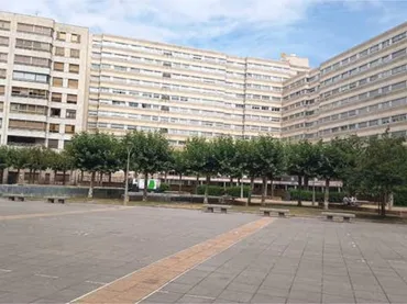 Piso en Avenida de los Reyes Católicos - Foto 1