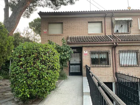 Chalet pareado en calle de Enrique López García, 24