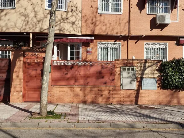 Chalet pareado en calle los Nardos, 25