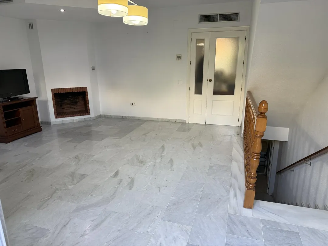 Casa adosada en Dos Hermanas - Foto 2