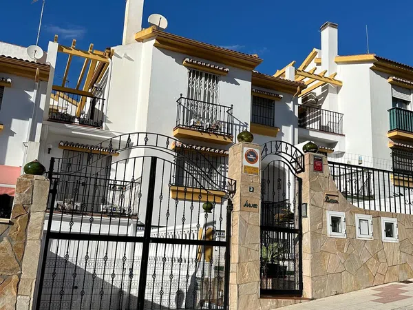 Chalet adosado en calle Andrés Segovia, 3