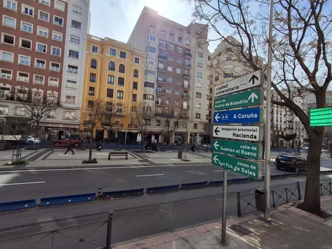 Piso en avenida de la Reina Victoria, 42