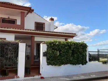Casa adosada en Enfrente de la plaza del pueblo - Foto 4