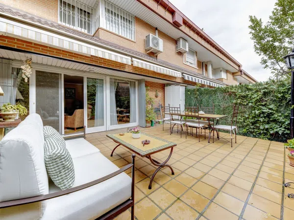 Chalet adosado en Barrio Valdezarza - Foto 1