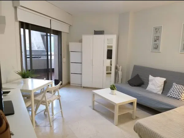 Estudio en avenida de la República Argentina, 43 - Foto 1