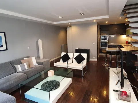 Estudio en avenida de Manoteras, 10