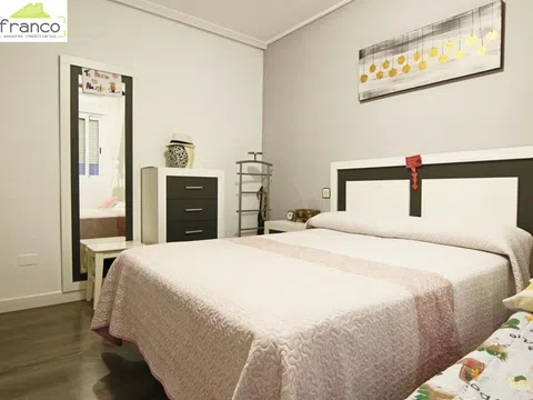 Chalet pareado en calle San Jerónimo, 10