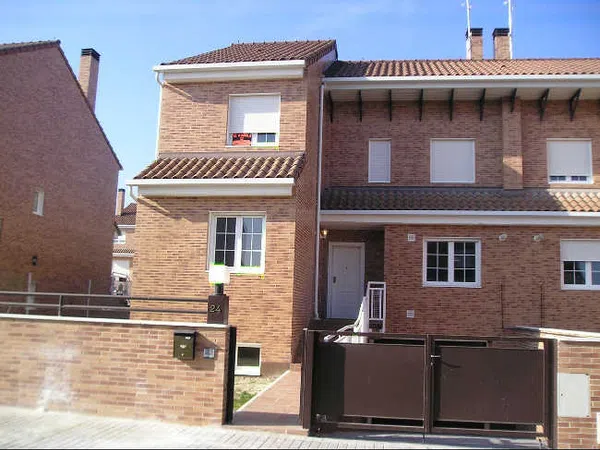 Chalet pareado en calle Sierra de Alcaraz, 24