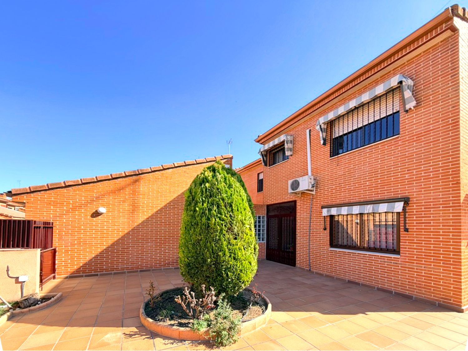 Chalet adosado en Val - Foto 1