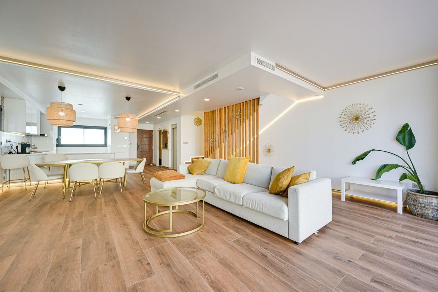 Chalet adosado en Ronda 8 de Març - Foto 2
