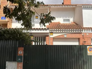 Casa adosada en  Calle Primera Literatura 22 - Foto 1