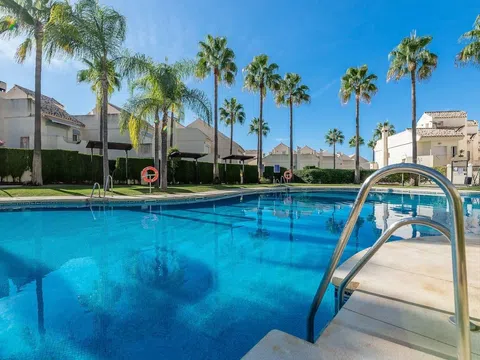 Chalet pareado en avenida Cervantes, 58