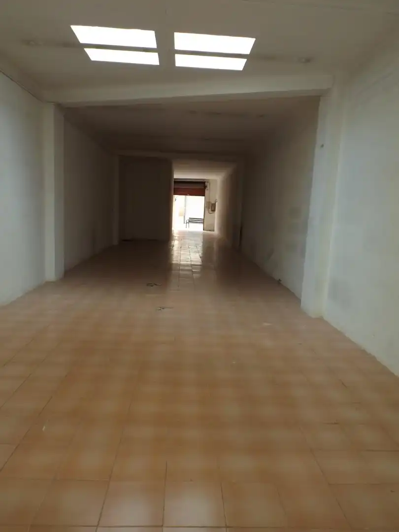 Local comercial en Cornellà de Llobregat - Foto 2