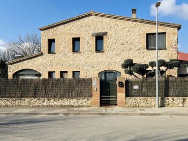 Chalet en  Carrer de Monturiol 1 - Foto 2