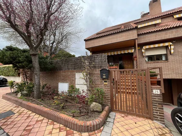 Chalet pareado en calle Tres Picos, 25 - Foto 1