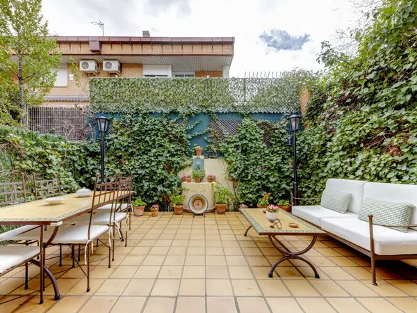 Chalet adosado en Barrio Valdezarza - Foto 3