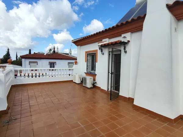 Chalet pareado en Gines - Foto 1