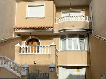 Casa adosada en  Calle Turina 5 - Foto 1
