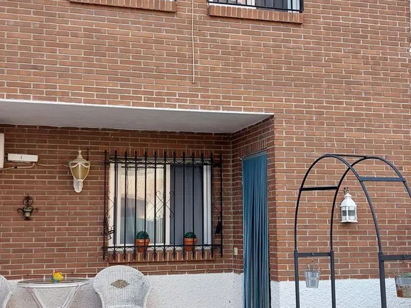 Chalet adosado en Cazalegas - Foto 1