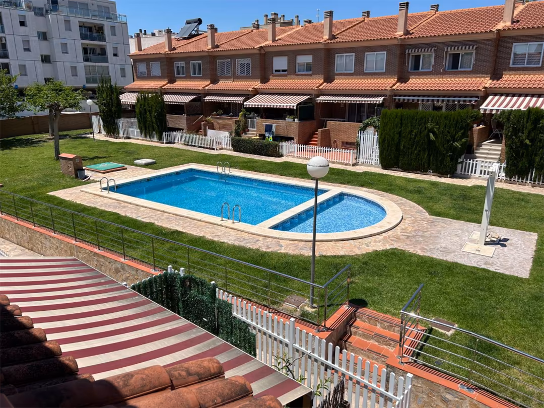 Casa adosada en  Avinguda d l`Almássera 13A