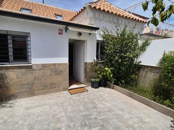 Chalet adosado en Calle Arquitecto Gonzalo Iglesias - Foto 1