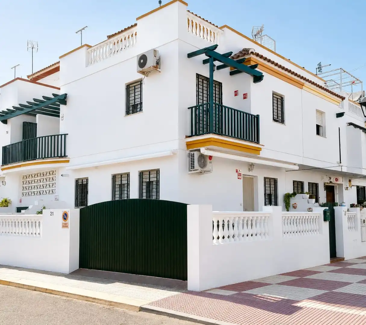 Chalet en  Avenida de Rocío Jurado 1 - Foto 2
