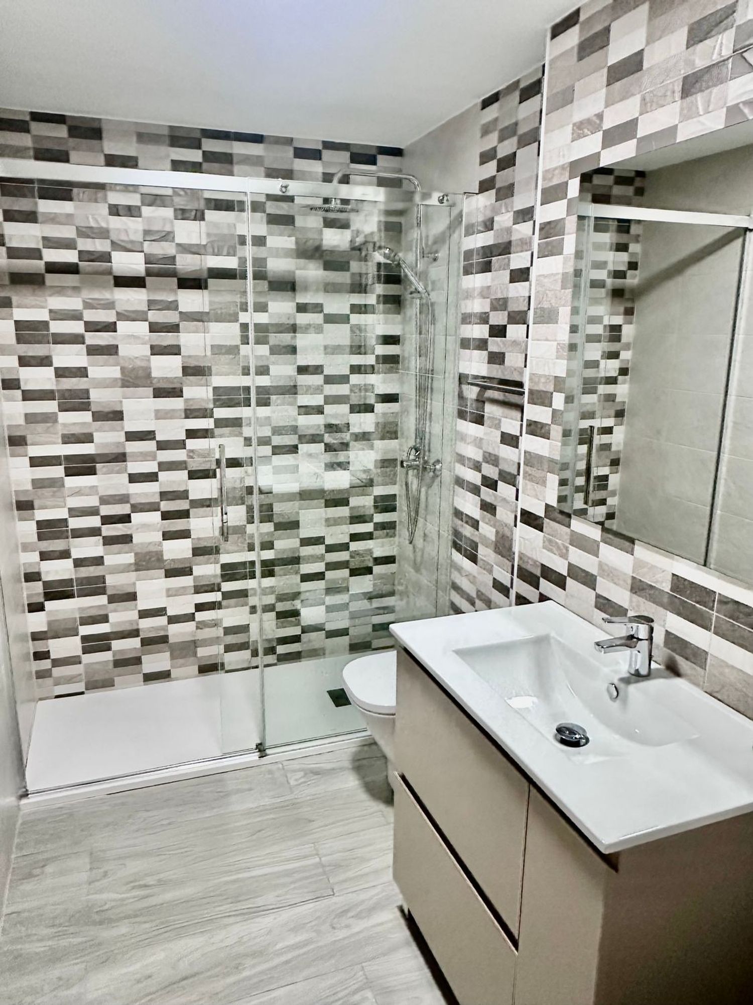 Piso en venta en Avenida Carlos V, 47 - Foto 1