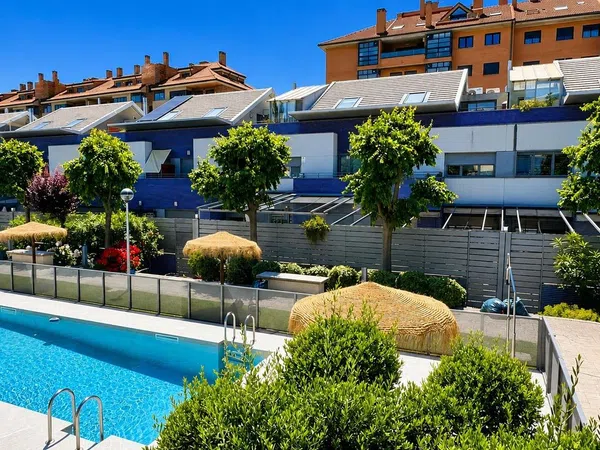 Chalet pareado en Calle Juan José Millas, Rivas Futura - Foto 1