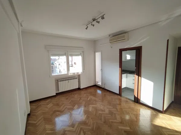 Piso en calle de Canillas, 38