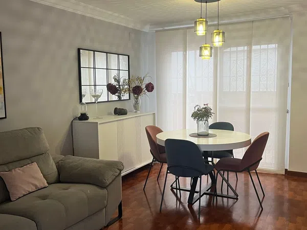 Chalet adosado en plaza Alquitira, 6