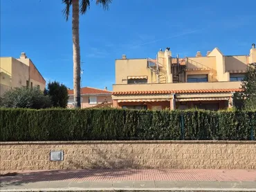 Casa adosada en  Carrer de Miquel Martí i Pol 2 - Foto 8