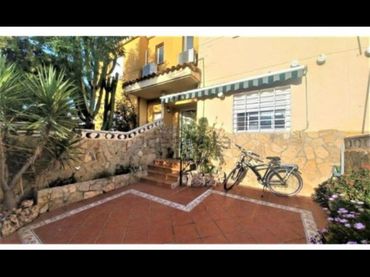 Casa adosada en  Calle Abellarol 58 - Foto 1