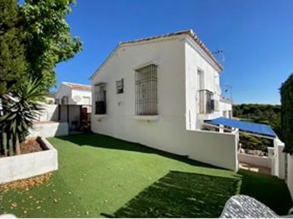 Chalet adosado en Calle Almuñécar, 71, Zona Centro Comercial Torrequebrada - Foto 2